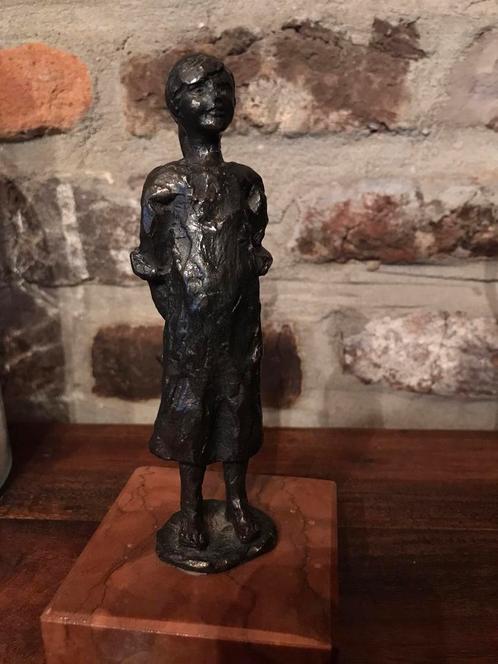 Corry Ammerlaan/1947/ Bronzen beeldje van Sophietje met pop, Antiquités & Art, Art | Art non-occidental, Enlèvement ou Envoi