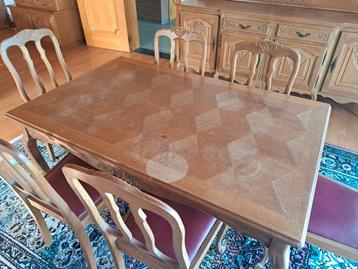 Oud eiken eettafel, 6 stoelen en een bijhorend dressoir. beschikbaar voor biedingen