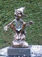 beeld van een trol of goblin zittend op een bronzen rots ges, Antiek en Kunst, Ophalen of Verzenden, Brons