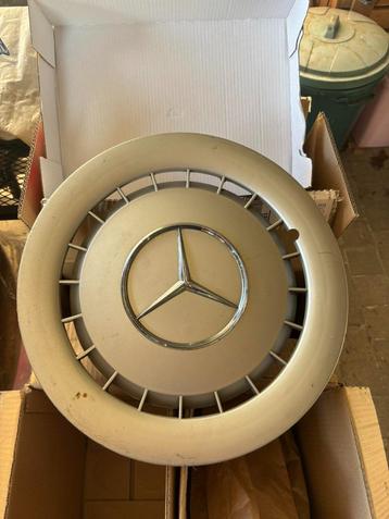 Oud Mercedes wieldeksel beschikbaar voor biedingen