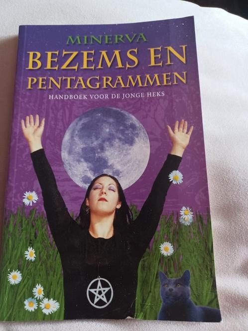Minerva - Bezems en pentagrammen, Boeken, Esoterie en Spiritualiteit, Zo goed als nieuw, Ophalen of Verzenden