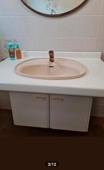 ruime beige lavabo meubel met lavabo beschikbaar voor biedingen