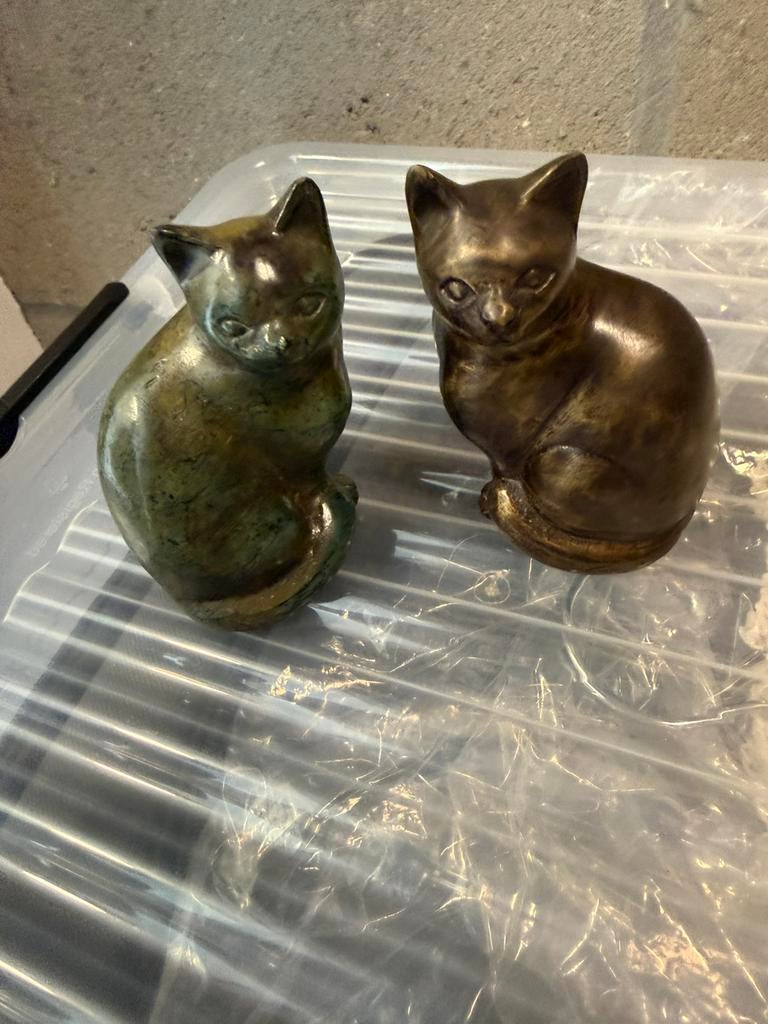 Bronzen beeldjes katjes, Ophalen