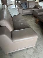 Taupe lederen zetels en poef in in zeer goede staat, Huis en Inrichting, Ophalen, Gebruikt, Driepersoons, Rechte bank