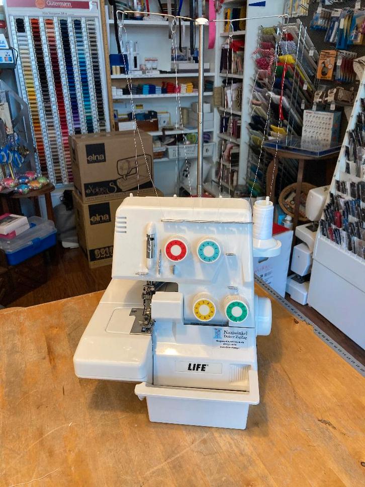 LIFE lockmachine - feitelijk GRATIS (prijs onderhoudsbeurt), Hobby en Vrije tijd, Naaimachines en Toebehoren, Lockmachine, Ophalen