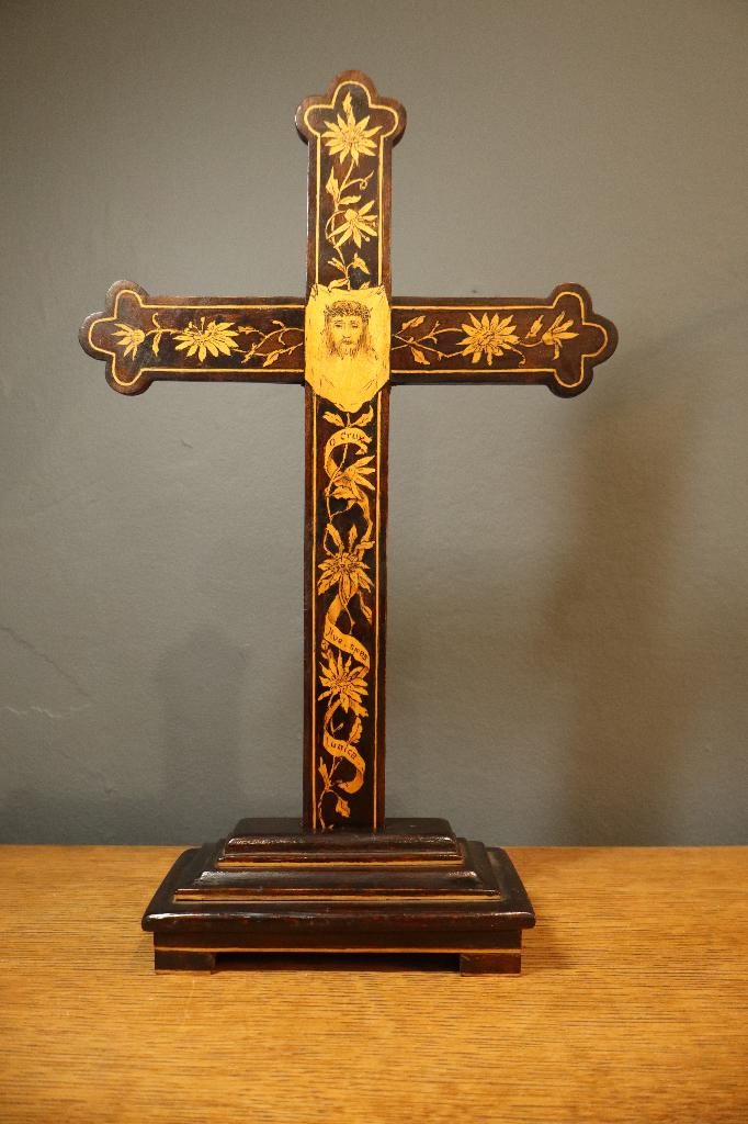 Croix religieuse de table en bois décoré, Enlèvement ou Envoi