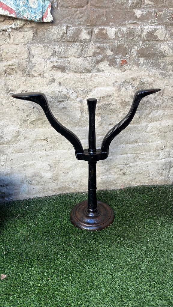 Eeuwenoude gietijzeren schoenmakersvoet, Ophalen