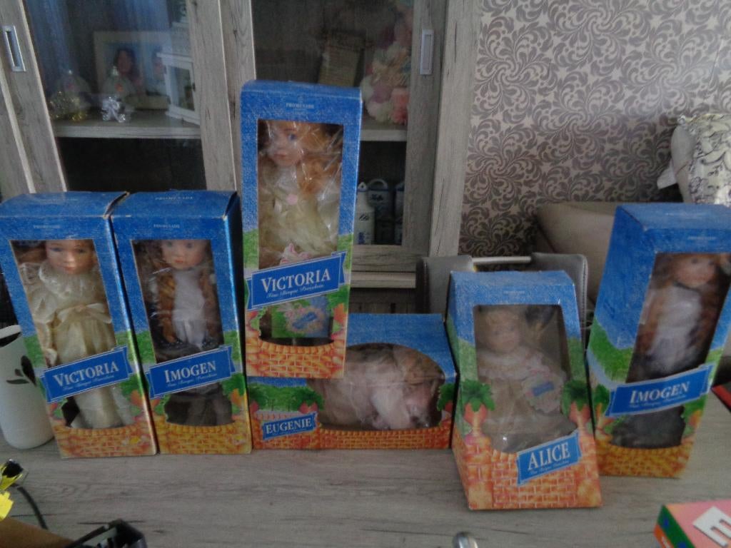 OUDE  porselein poppen nieuw in doos nog per stuk of lot, Enlèvement, Neuf, Poupée