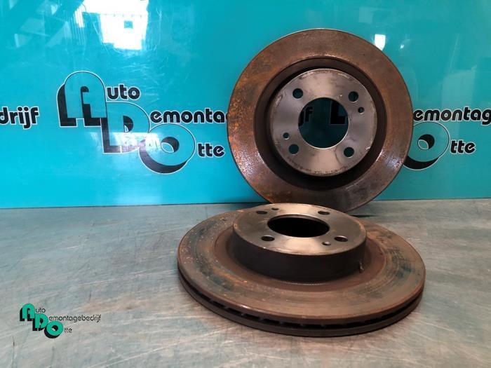 Disque de frein avant d'un Mitsubishi Space Star (Space Star, Autos : Pièces & Accessoires, Freins & Transmission, Mitsubishi