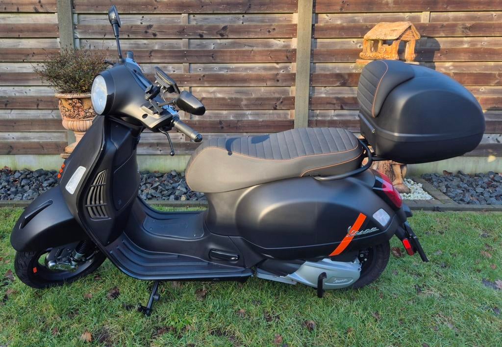 Vespa 300gts supersport,  origineel , met topkoffer en gps, Ophalen, Zo goed als nieuw
