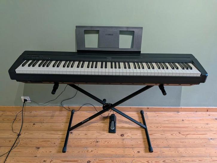 Yamaha P-45 + stand + pédale, Musique & Instruments, Pianos, Comme neuf, Piano, Noir, Enlèvement