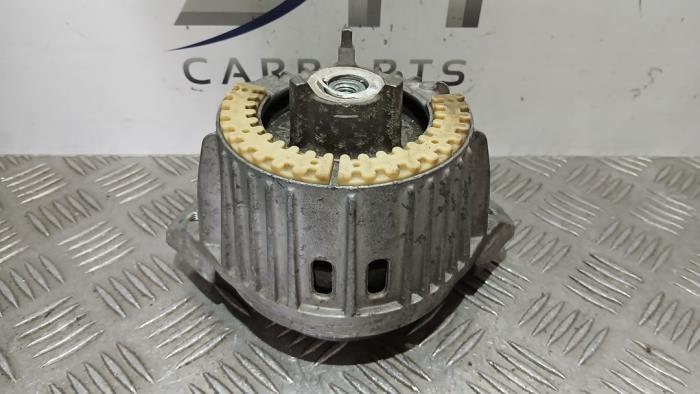 Support moteur d'un Mercedes E-Klasse, Autos : Pièces & Accessoires, 3 mois de garantie, Utilisé, -, -