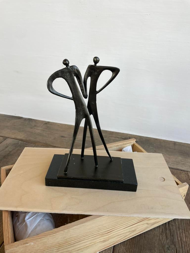 Nouvelle statue en bronze, Enlèvement