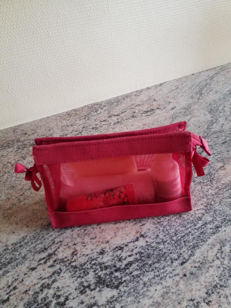 Nouvelle trousse de toilette, Bijoux, Sacs & Beauté, Trousses de toilette, Enlèvement ou Envoi, Neuf, Femme