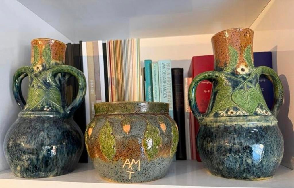 Driestel in vlaams aardewerk gesigneerd, Ophalen