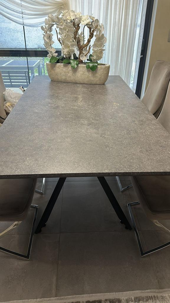 MEUBLE à vendre table à manger 100€, Enlèvement