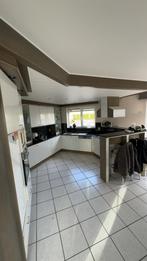 Hoekkeuken met zwarte granieten werkblad en inbouwtoestellen, Enlèvement, Utilisé, Blanc, Cuisine d'angle