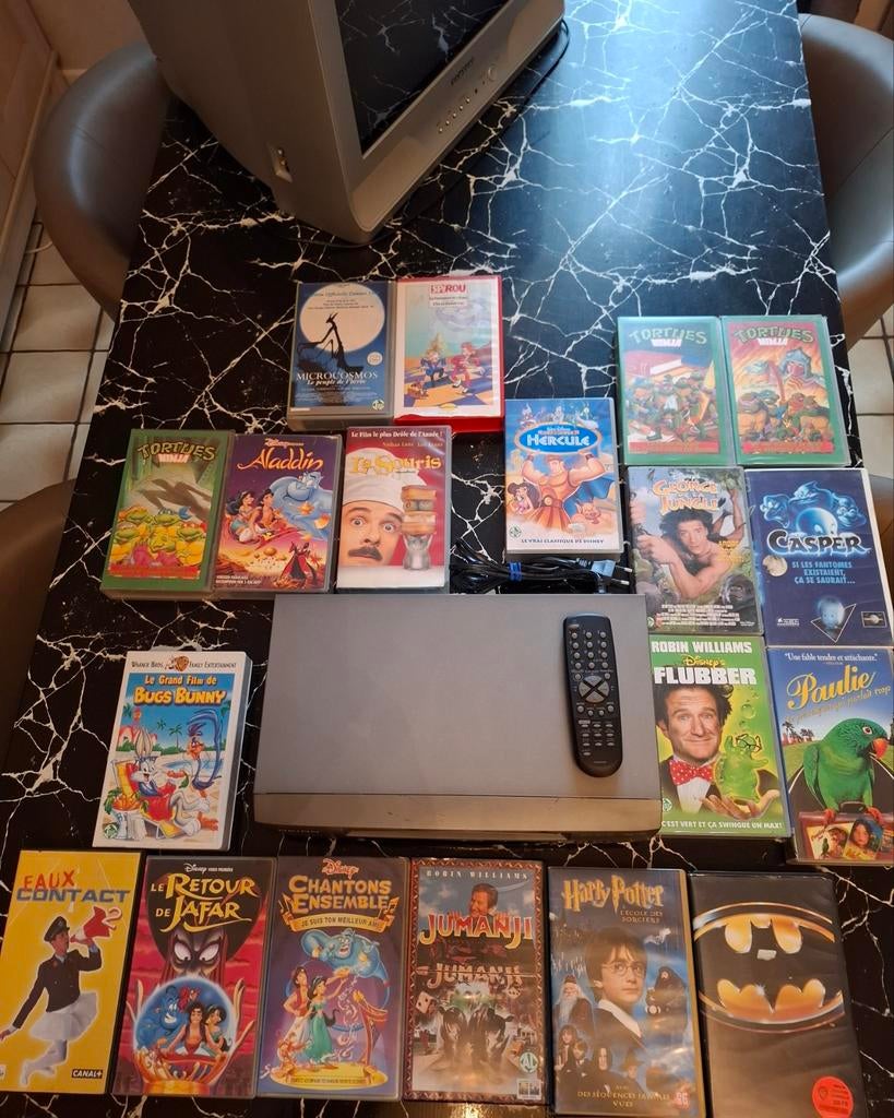 VHS-speler/recorder + afstandsbediening + VHS-cassettes, Audio, Tv en Foto, Videospelers, Zo goed als nieuw, VHS-speler of -recorder