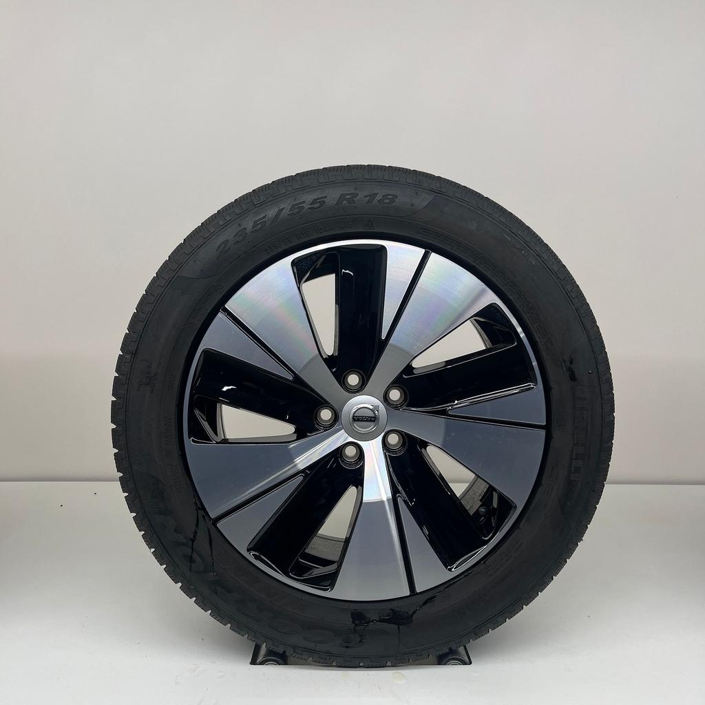 Volvo XC40 18 - inch - winterbanden, Auto-onderdelen, 18 inch, Gebruikt, Banden en Velgen, 235 mm