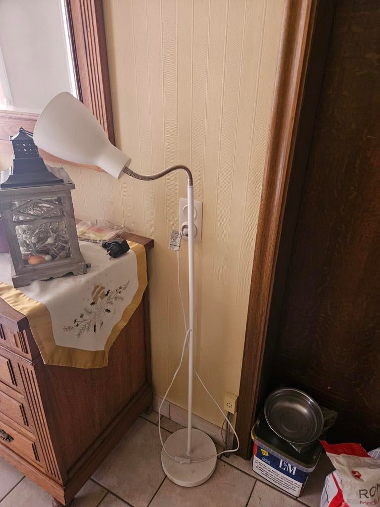 2 x witte disign staanders lampen goede staat, Huis en Inrichting, Ophalen