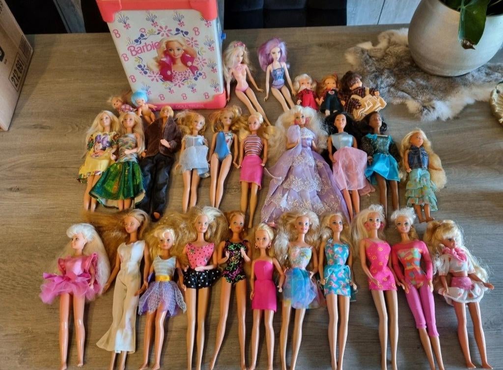 Barbie lot met opberbox, Enfants & Bébés, Enlèvement, Barbie