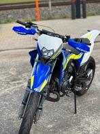 Sherco SM-R 50 (2023)-Yasuni–Schakelbaar begrensd/onbegrensd, Fietsen en Brommers, 6 versnellingen, Gebruikt, 50 cc, Ophalen