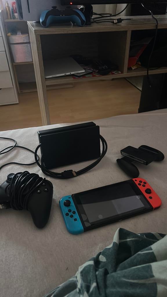 Switch rouge bleu noire, Consoles de jeu & Jeux vidéo, Consoles de jeu | Nintendo Switch, Enlèvement ou Envoi, Comme neuf, Switch Original
