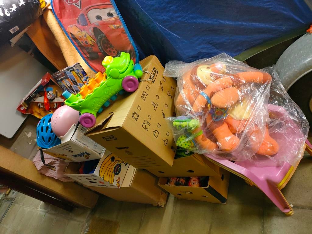 Beaucoup de jouets, etc., Enfants & Bébés, Jouets | Tables de jeux, Enlèvement