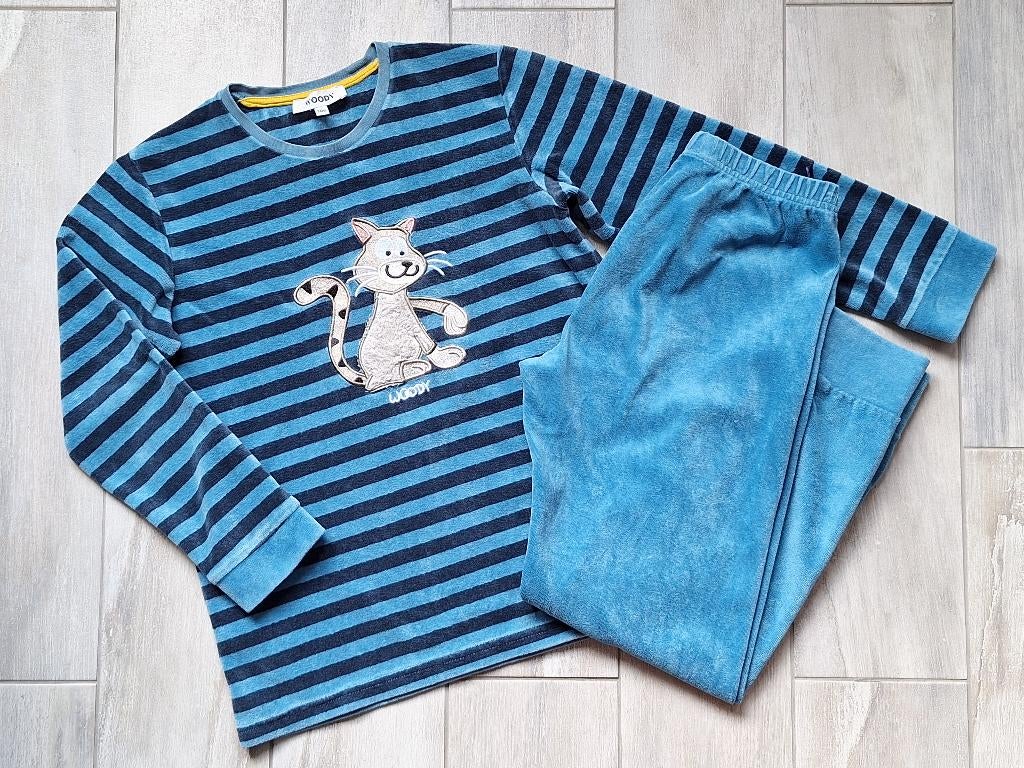 ★ M140 - Woody winterpyjama in velours thema kat, Kinderen en Baby's, Kinderkleding | Maat 140, Nacht- of Onderkleding, Gebruikt