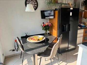 Tafel blad in graniet Jasberg, en 3 stoelen beschikbaar voor biedingen