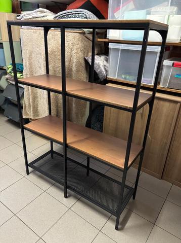 Boekenrekje beschikbaar voor biedingen