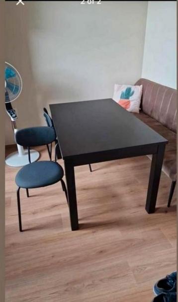 Uitschuifbare tafel zonder schade + 6 stoelen beschikbaar voor biedingen