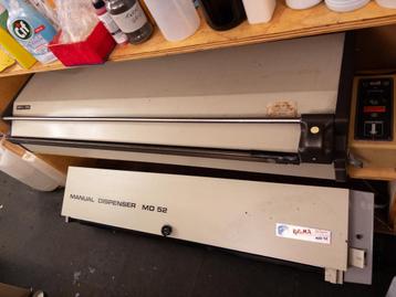 2 automatische roll dispensers voor Doka papier  beschikbaar voor biedingen