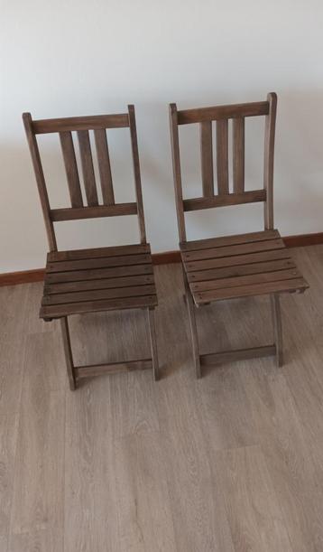 Houten terras stoelen beschikbaar voor biedingen