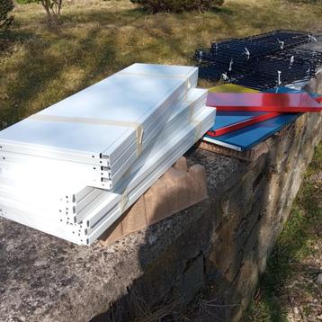 16 palen + 24 planken voor een kast in TOMADO-stijl beschikbaar voor biedingen