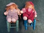 2 mini popjes op stoeltje, Kinderen en Baby's, Speelgoed | Poppen, Ophalen of Verzenden, Zo goed als nieuw