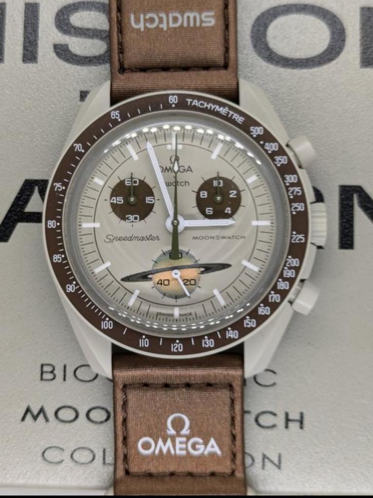 Swatch MoonSwatch Mission to Saturnus, Handtassen en Accessoires, Horloges | Heren, Zo goed als nieuw, Polshorloge, Omega, Overige materialen