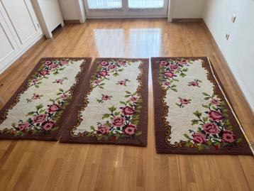 Vintage lopertjes met rozenmotief – set tapijten retro stijl beschikbaar voor biedingen