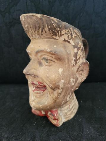 klein oppervlak van een terracotta kruik beschikbaar voor biedingen
