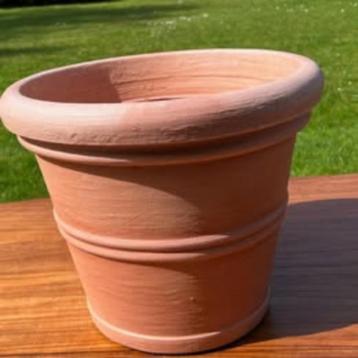 1 grote ronde bloempot in synthetisch materiaal  beschikbaar voor biedingen