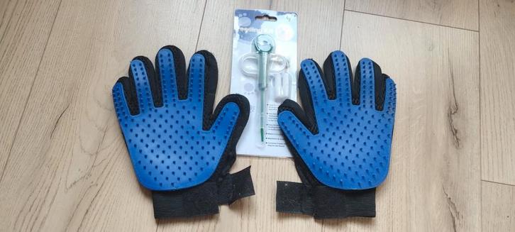 Gants de brossage et seringue pour délivrance de comprimés, Dieren en Toebehoren, Katten-accessoires, Zo goed als nieuw, Ophalen