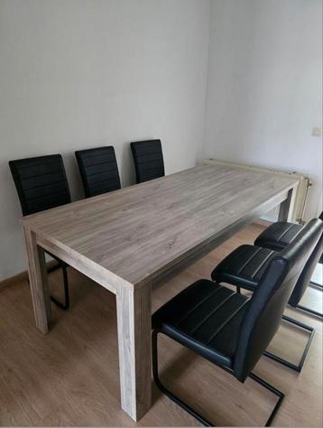 Eettafel met 6 stoelen beschikbaar voor biedingen