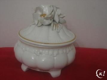 Potje wit en goudkleurig beschikbaar voor biedingen