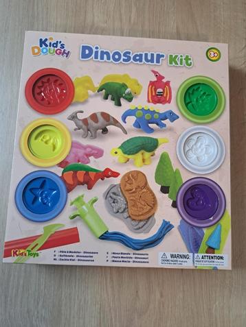 Plasticine dino beschikbaar voor biedingen