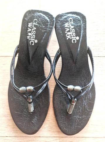 Zwarte teenslippers beschikbaar voor biedingen