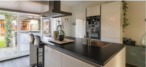 Witte hoogglans eilandkeuken +atag apparaten GEDEMONTEERD, Huis en Inrichting, Keuken | Complete keukens, Zo goed als nieuw, Overige typen