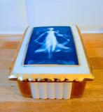 Limoges porseleinen doosje met reliëfgravure., Antiek en Kunst, Ophalen