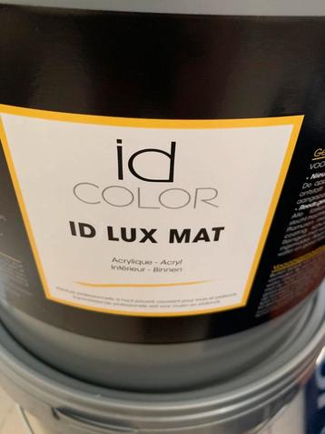 Overschot primer op kleur en verf flamant beschikbaar voor biedingen