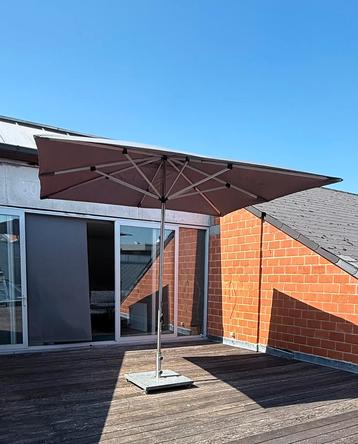 Parasol 300x300 met zware granieten voet 70x70 op wieltjes beschikbaar voor biedingen