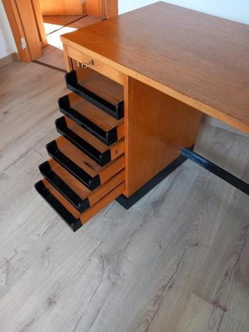 Oude bureautafel voor kinderen      beschikbaar voor biedingen